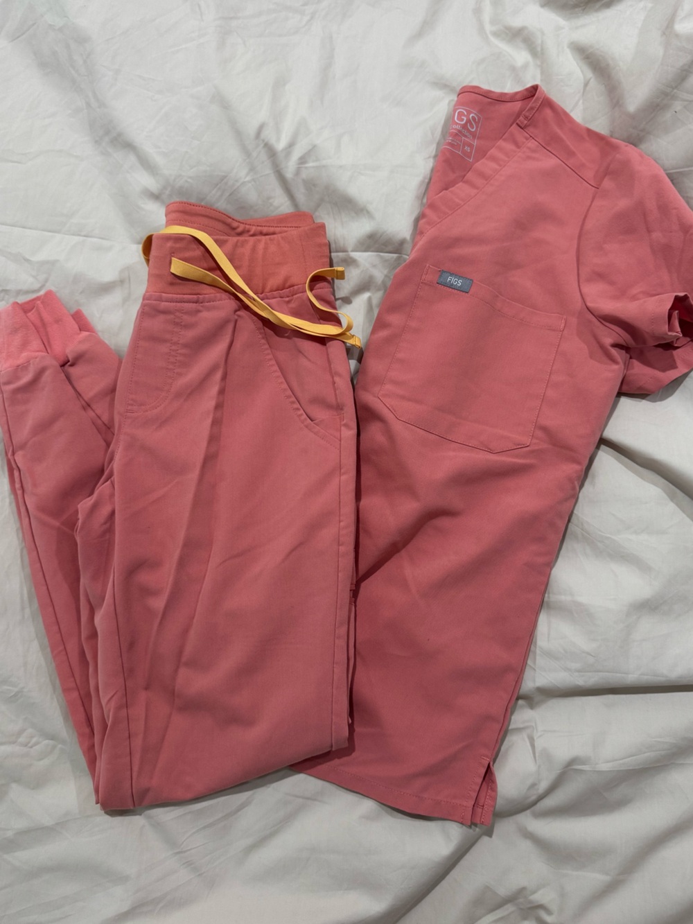 FIGS Catarina Scrub Top XS +
Zamora Jogger XXS Scrub Set- Hot coral pink
